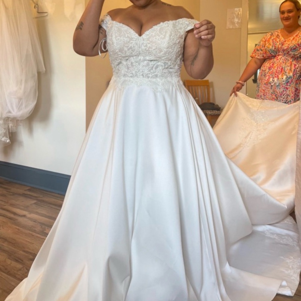 Ballgown Wedding Dress! Essence of Australia D3565